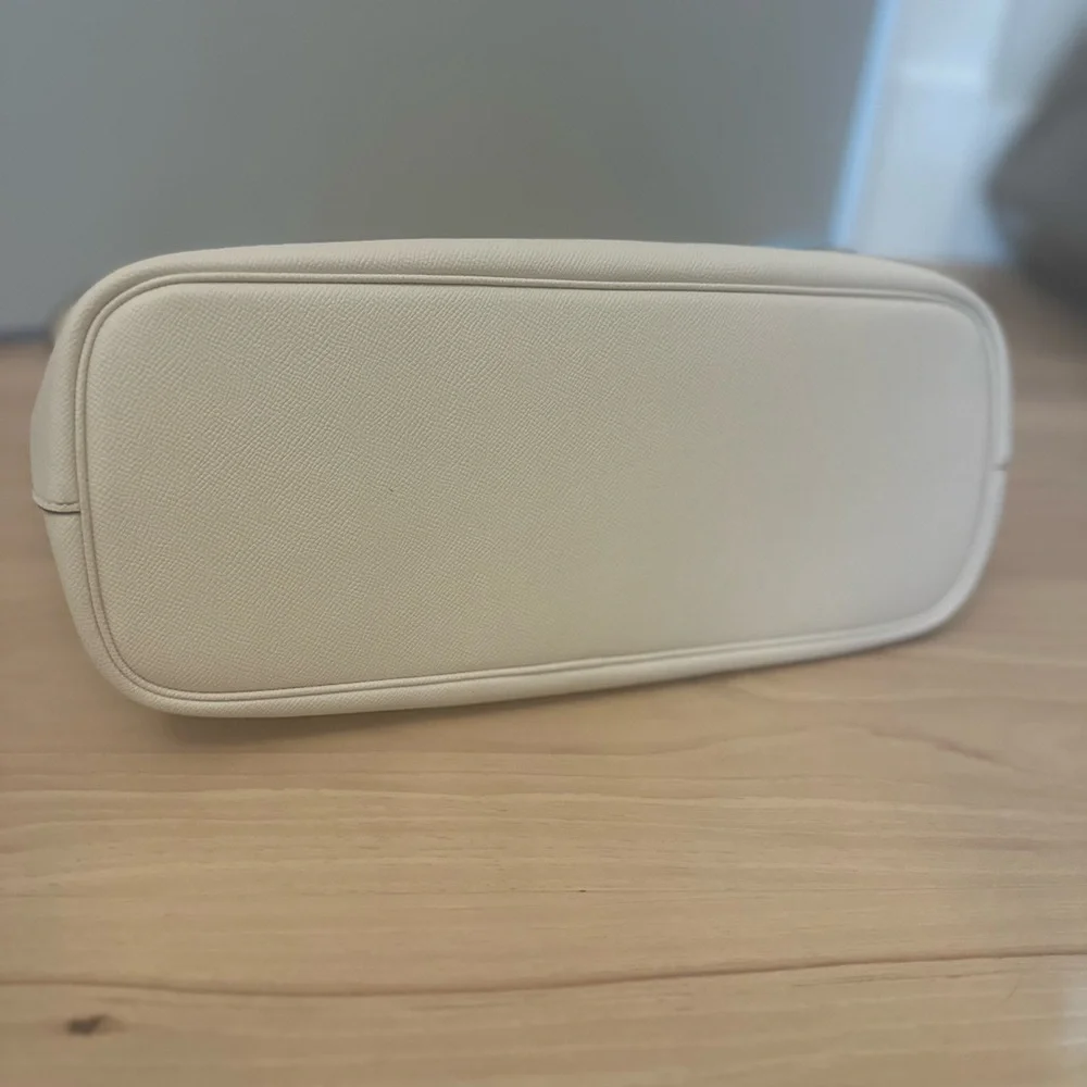 Coach Elegant White Tote and Wallet - Picture 6 of 9